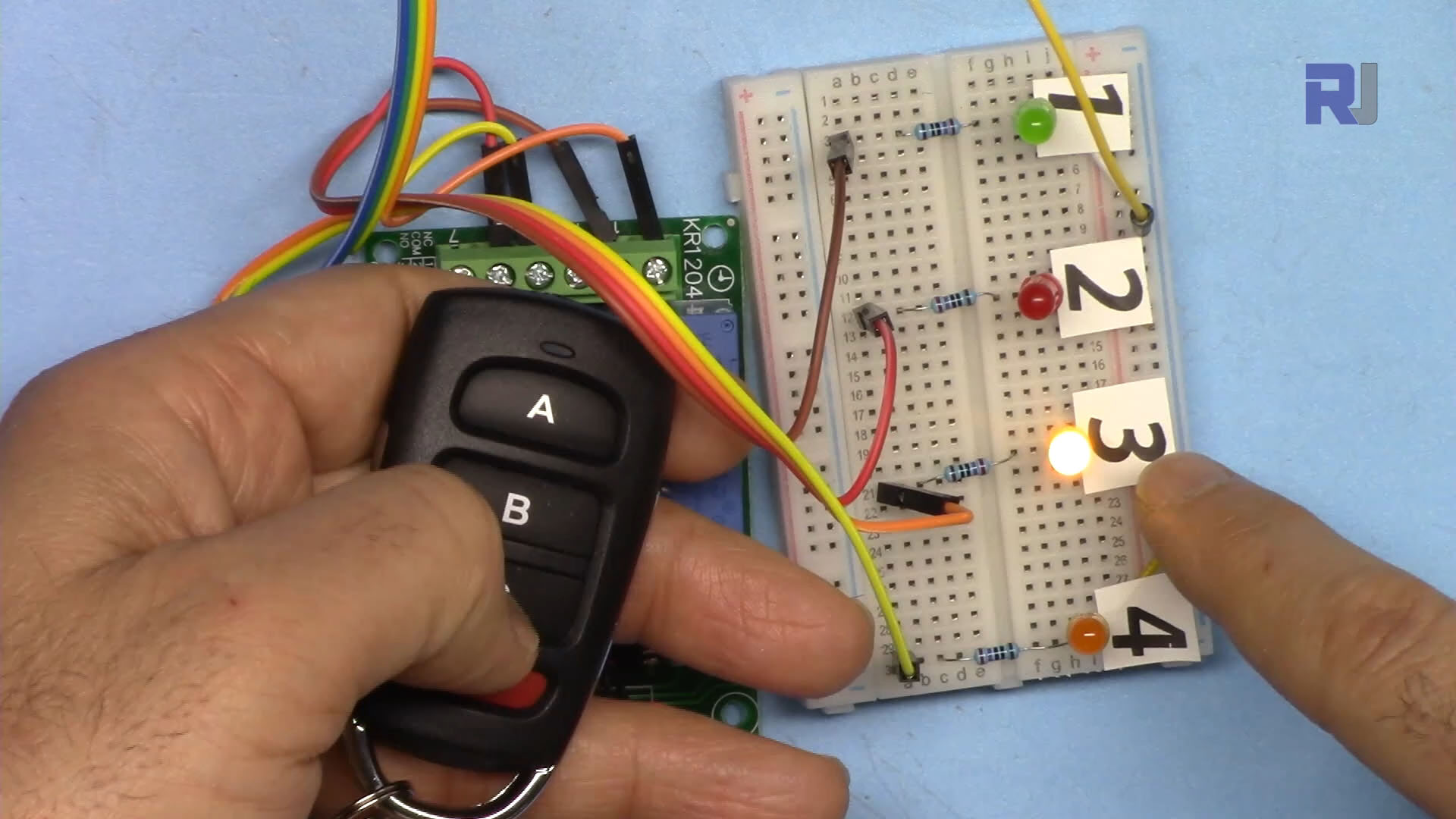 33 MHz 4-channel remote relay: Load 3 is on