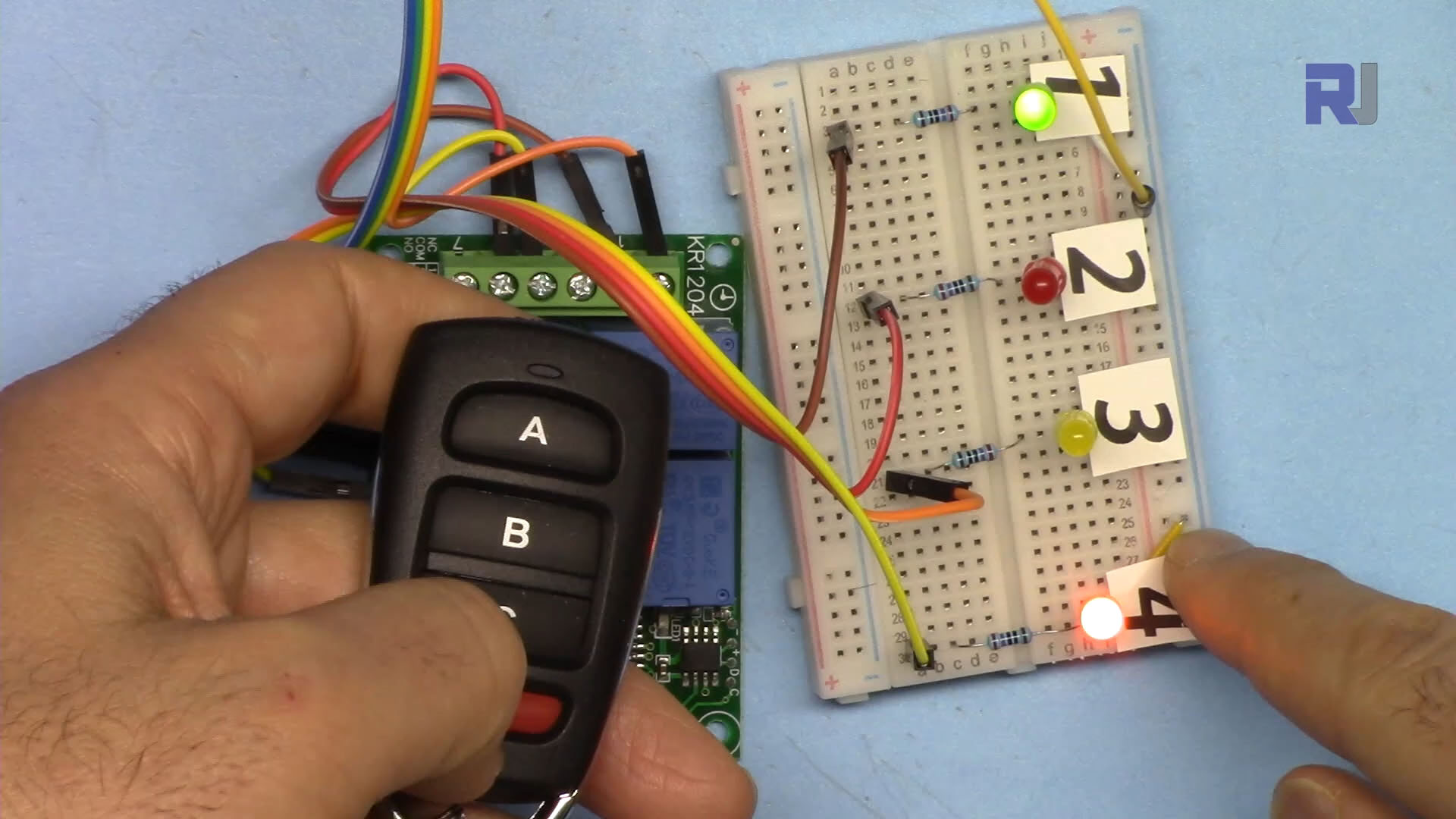 33 MHz 4-channel remote relay: Loads 1 and 4 are on.